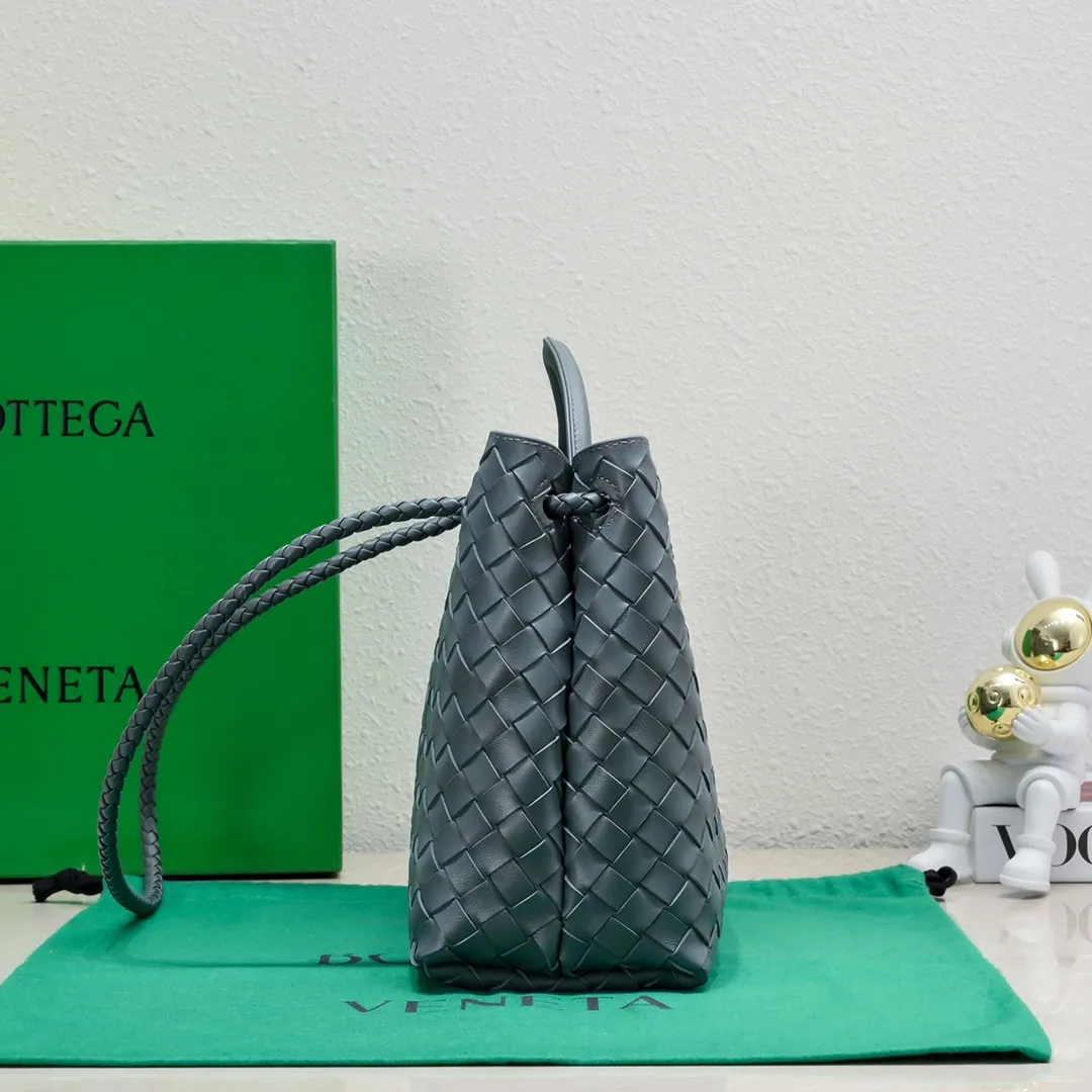 The 2023 new Andiamo batch of 2260 BV has been shipped‼ ️Really popular🔥The new Andiamo woven handbag launched by Bottega Veneta this season is really popular all over the world! ! Celebrities at home and abroad have worn it, and Oscar-winning actress Michelle Yeoh has taken it out on the street. Song Jia, Trai Yara, Yu Feihong, Sanji Ayaka, Rosie Hunting-Whiteley, Yoshioka Riho, etc. have all picked up this bag. It is classic and versatile, showing off its temperament, and the bag capacity is also large, which is very convenient for daily commuting! ! A variety of carrying methods, the shoulder straps can be adjusted by yourself, the original lambskin feels soft and delicate, and the unisex style breaks gender boundaries and brings a more practical and longer-lasting use experience. Andiamo, which has both elegant and casual styles, perfectly interprets the true appearance of "fashionable old money style". Style number: 8463 Size: 32*24*12